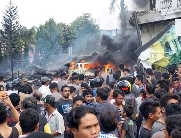 Un avion militar Hercules indonezian s-a prabusit in Sumatra intr-o zona locuita. Sunt cel putin 49 de morti. FOTO si VIDEO