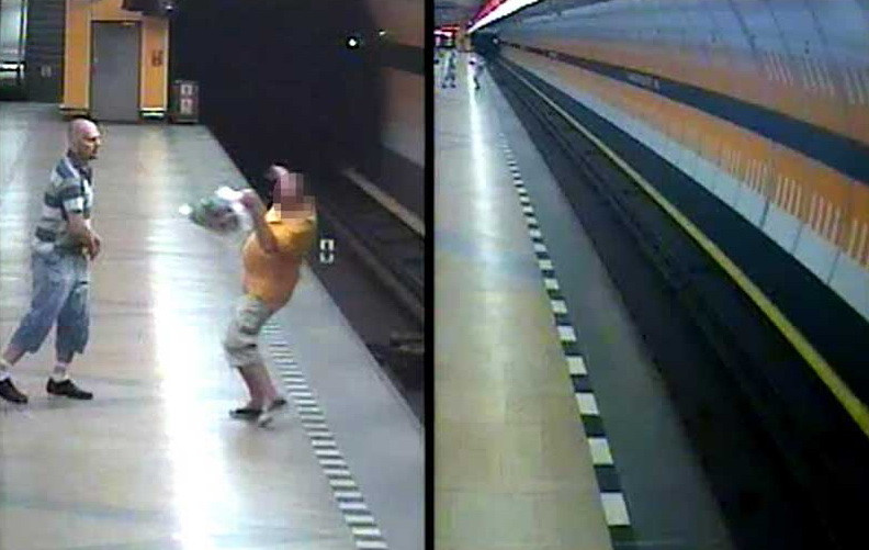 Atac filmat la metroul din Praga. Un barbat a fost impins din senin pe sine, iar atacatorul este in continuare liber. VIDEO