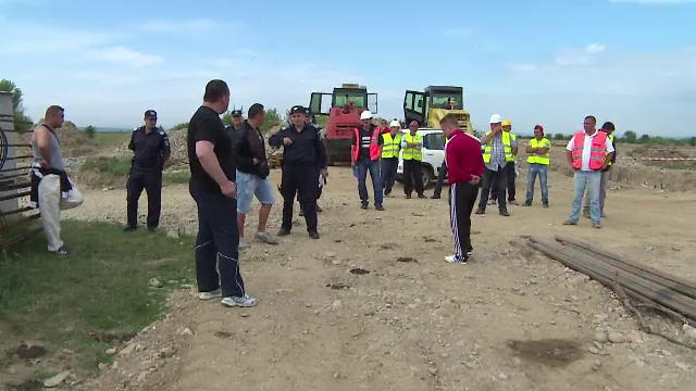 Scandal langa Targu Jiu. O firma a venit cu mai multi bodyguarzi sa-i alunge pe muncitorii care lucrau la o portiune din drum