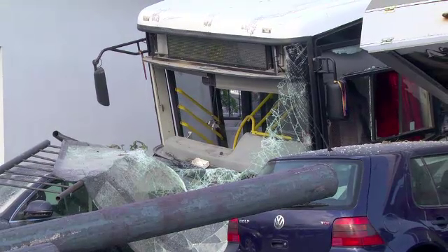 Un TIR, ramas fara frane, a facut prapad in calea sa, in Zalau. A izbit un autobuz si a avariat alte patru masini