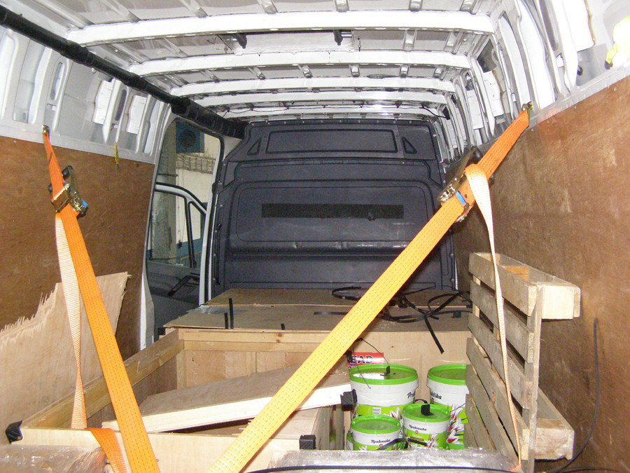 Ce au descoperit politistii de frontiera romani intr-un microbuz care venea din Bulgaria. Erau ascunsi in cutii. FOTO