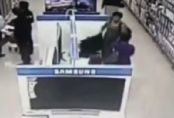 Jaf filmat intr-un magazin de electrocasnice. O femeie ascunde un televizor sub rochie si iese neobservata. VIDEO