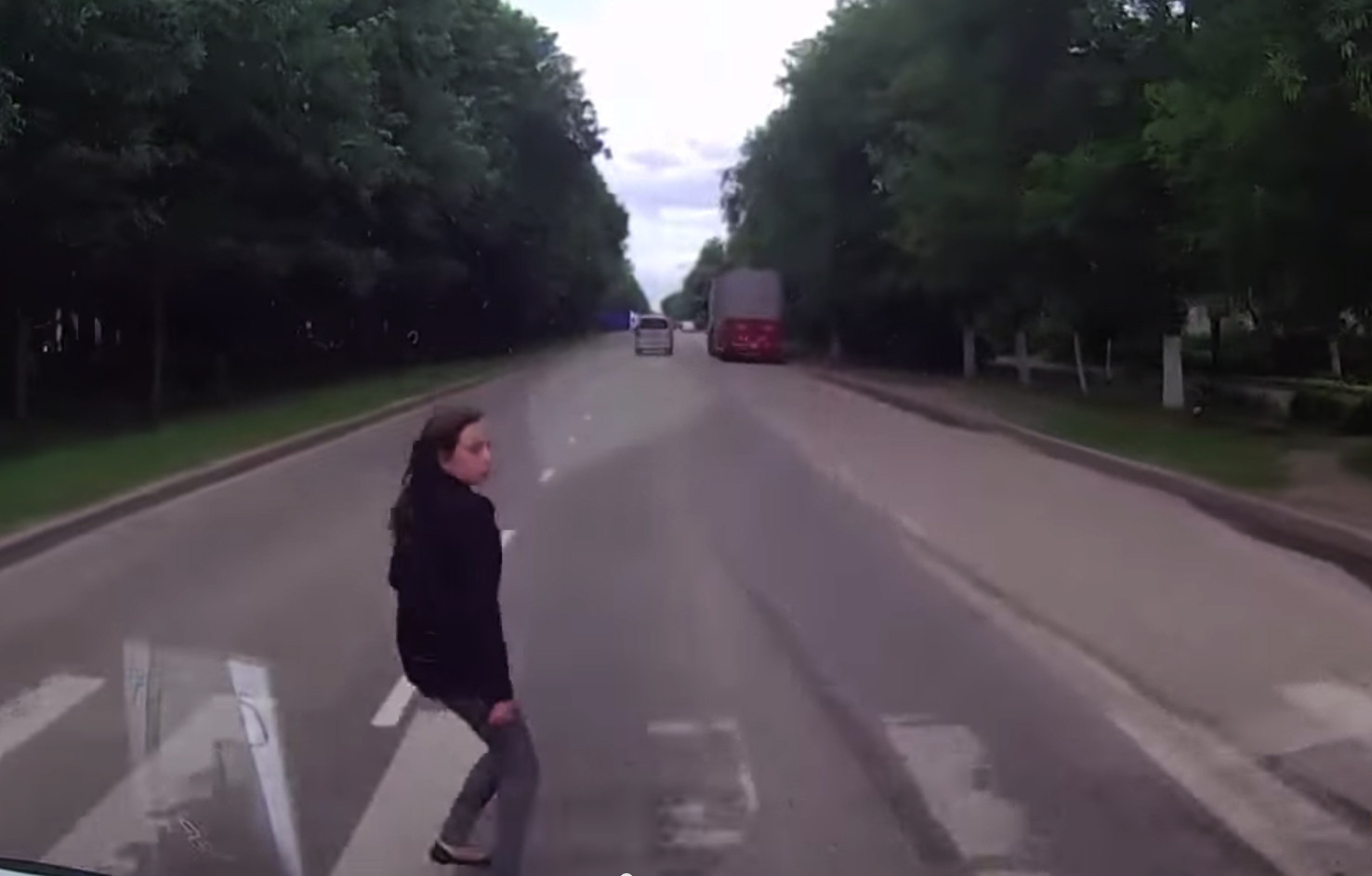 Un sofer din Rusia a lovit o tanara pe trecerea de pietoni si a filmat chiar el accidentul. VIDEO SOCANT