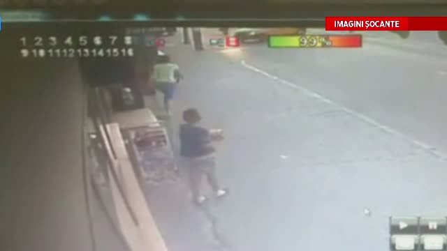 Accident grav in Capitala, surprins de camerele de supraveghere. Ce a urmat dupa ce un taximetru a intors pe linie continua