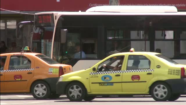 Cazul furtului de combustibil de la RATB. Autobuzele intarziau zeci de minute iar calatorii erau tinuti fara aer conditionat