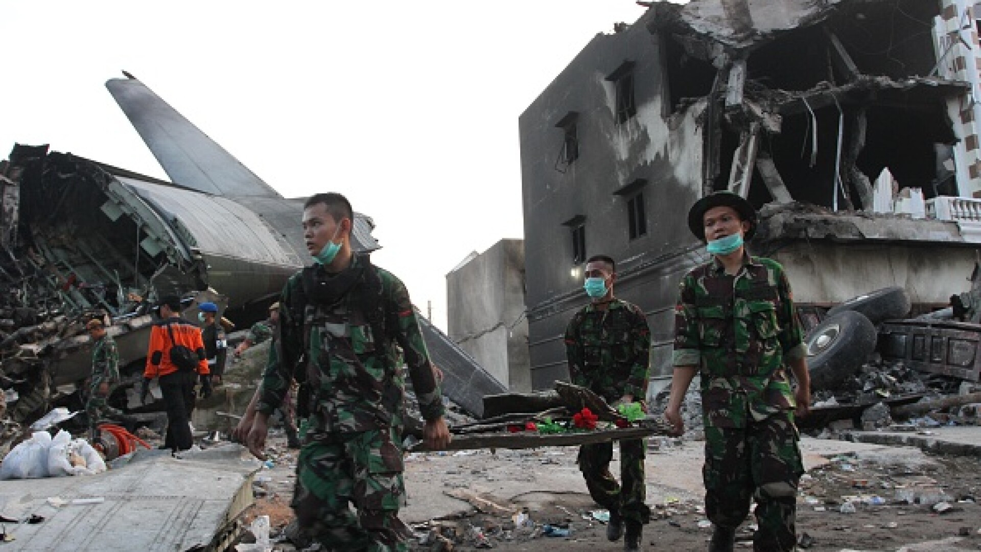 Prabusirea avionului militar Hercules in Indonezia: Bilantul a urcat la 141 de morti. VIDEO