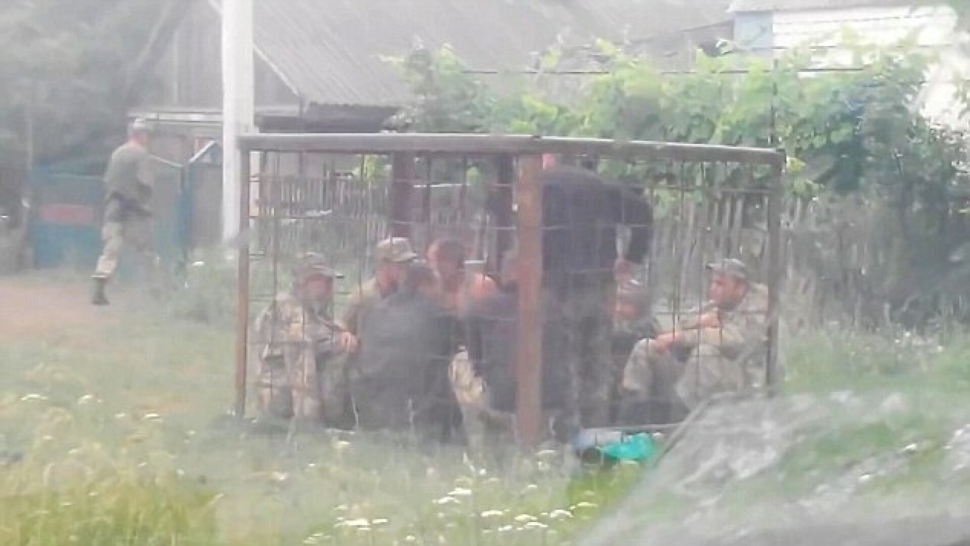 "Alcoolismul, la nivel de epidemie" in armata ucraineana. Soldatii beti, tinuti ingramaditi in custi, drept pedeapsa. VIDEO