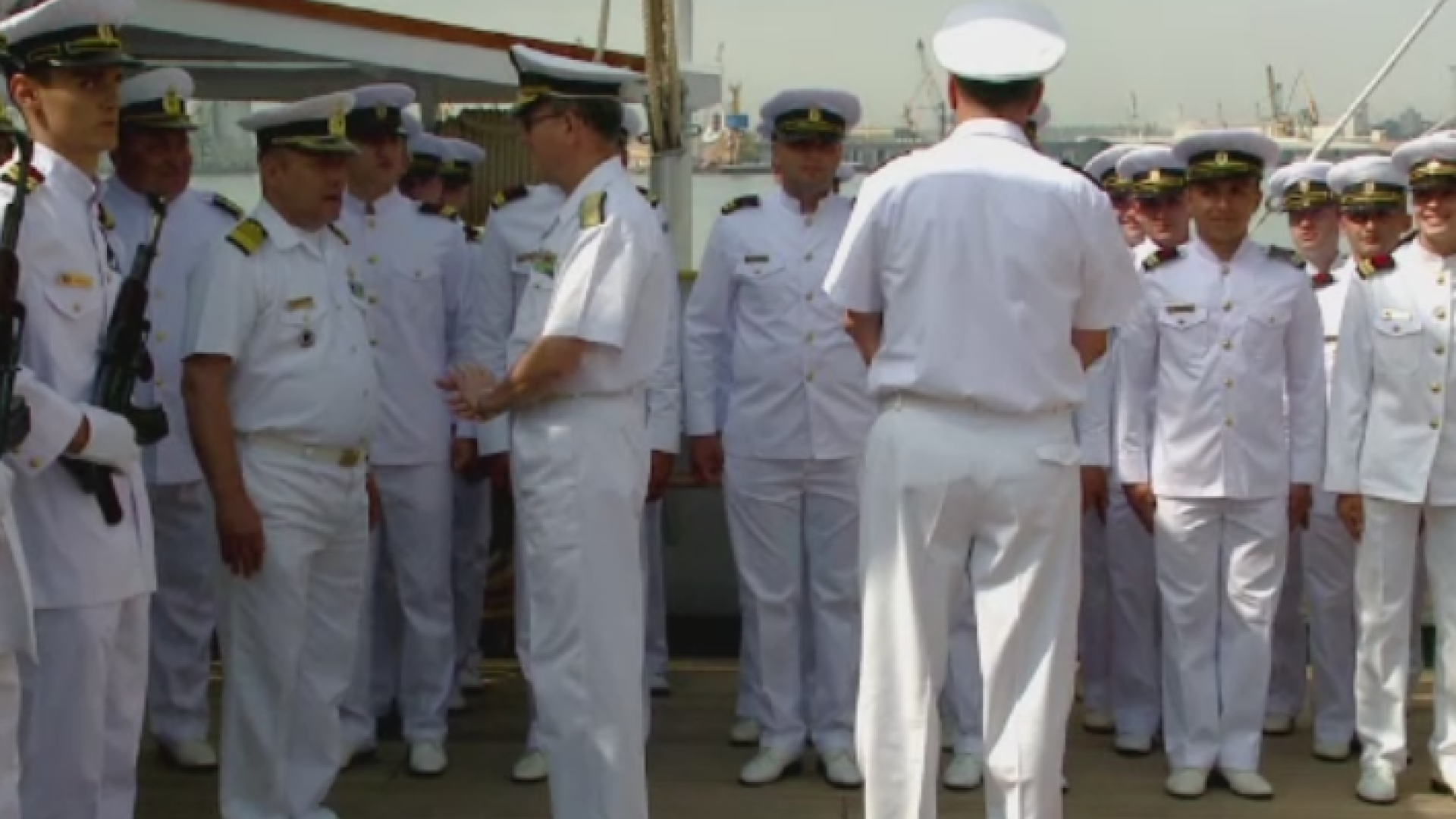 Moment emotionant in portul militar Constanta. Bricul Mircea, cu peste 150 de marinari la bord, a plecat intr-o noua misiune