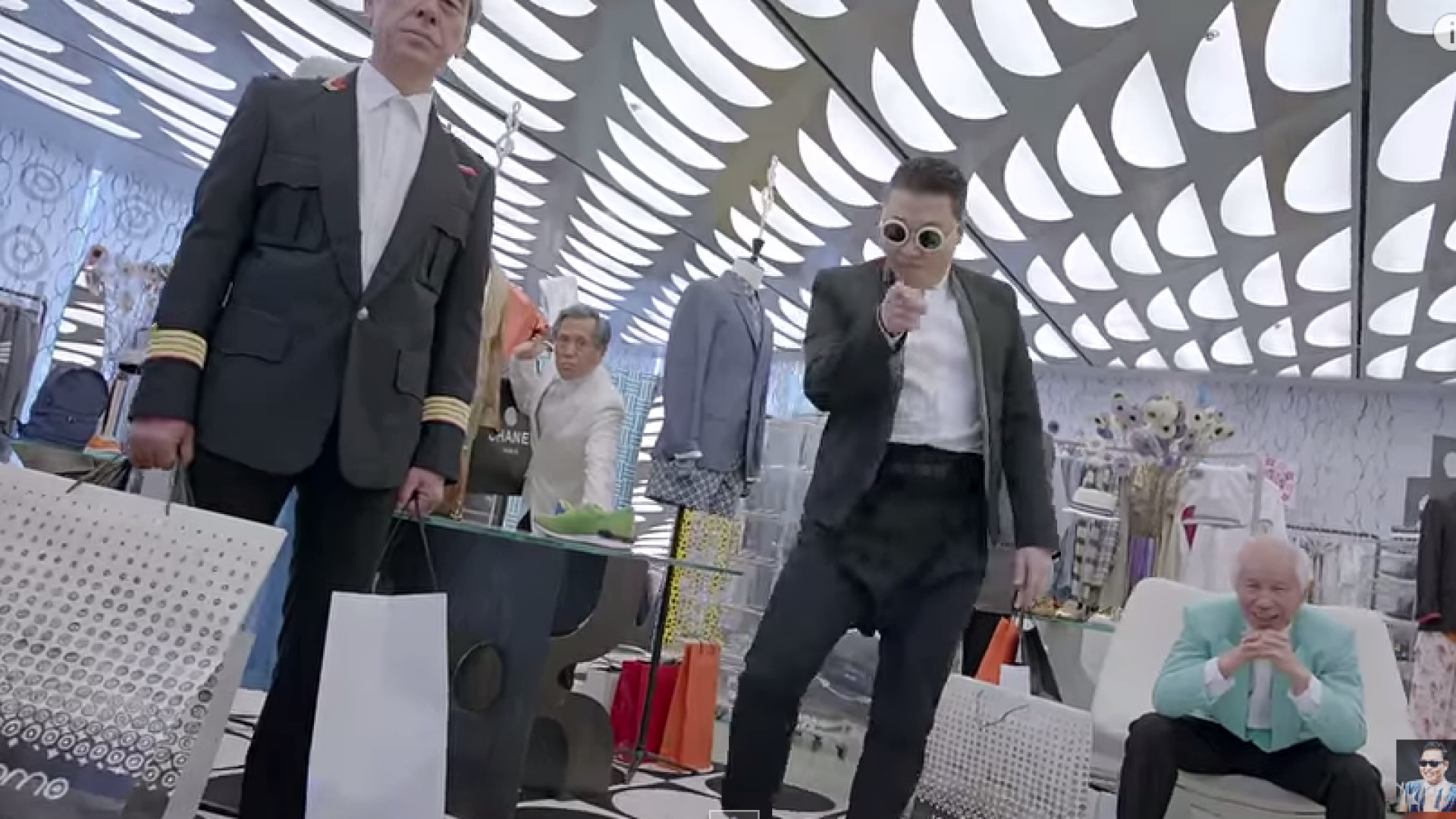 Acesta este singurul videoclip din Cartea Recordurilor care a reusit sa stranga peste 20 de milioane de vizualizari in 24 de ore VIDEO