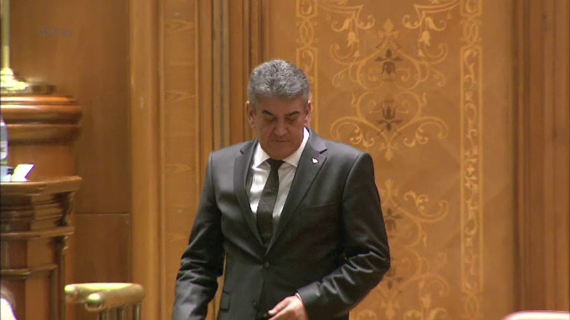 Gabriel Oprea, acuzat de plagiat si "parcurs doctoral indoielnic". Reactia premierului interimar: "Sunt un om corect"