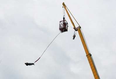 O femeie a murit intr-un accident la bungee jumping, in Franta. Primele ipoteze ale anchetatorilor