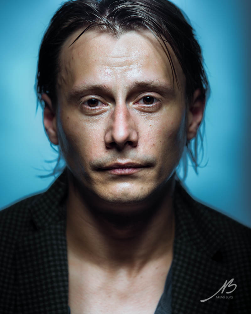 Interviu cu actorul Marius Manole: "Umorul este un mecanism de aparare; pentru mine oamenii fara umor sunt morti"