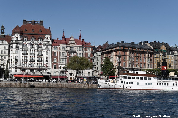 Tara unde populatia activa scade si tot mai multe joburi sunt ocupate de straini. Salariile, printre cele mai mari din Europa