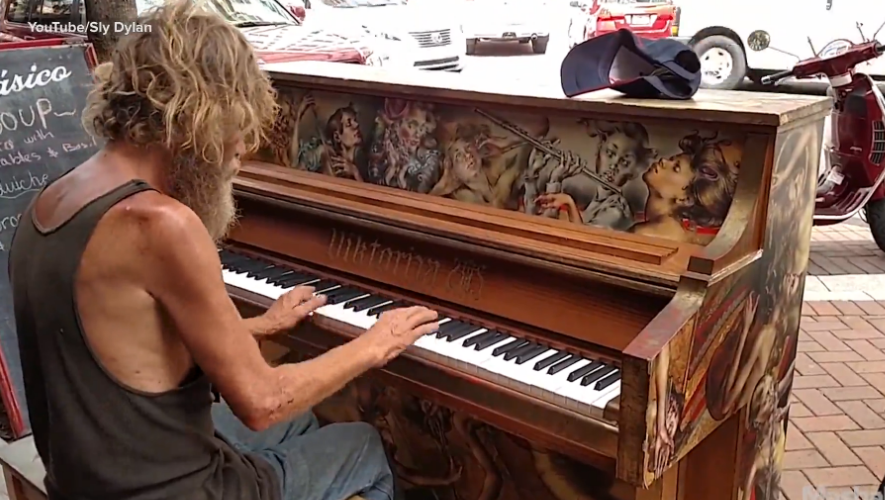 Un om al strazii din Florida s-a asezat la un pian si a inceput sa cante. Ce a urmat i-a lasat fara cuvinte pe trecatori