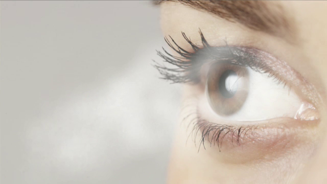 Ce risti daca porti lentile de contact mai mult de 12 ore. Boala care apare iti poate afecta definitiv vederea