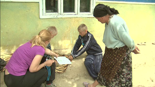 Au ajuns in clasa a V-a fara sa stie sa-si scrie numele. Tatal fratilor din Vaslui: Ce sa fac? Legea nu-ti da voie sa-i bati