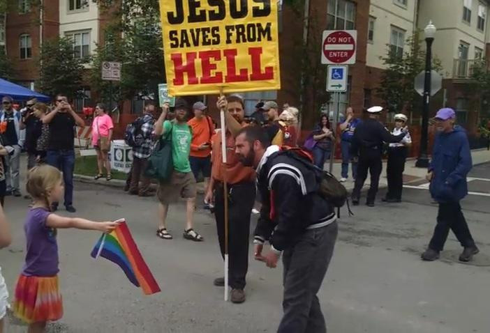 VIDEO impresionant: O fetita apara drepturile comunitatii LGBT in fata unui homofob la un festival din SUA