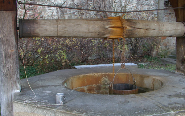 Copil de trei ani, din Vaslui, a fost salvat dupa ce a căzut intr-un put din curtea casei. Mama l-a scapat din ochi o clipa