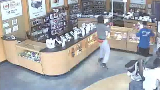 Jaf armat la un magazin din Florida, in care se afla si un bebelus. Ce au surprins camerele de supraveghere