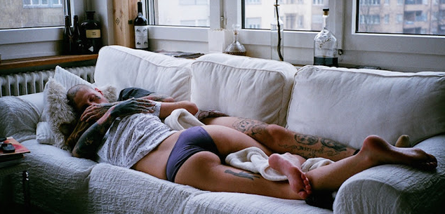 Si-a gasit fiica pe jumatate dezbracata dormind langa un strain in propria casa. Reactia acestui TATA este GENIALA!