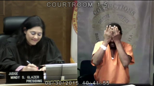 Revedere neasteptata intr-un tribunal din Miami. Un hot a inceput sa planga de rusine cand a vazut cine este judecatorul