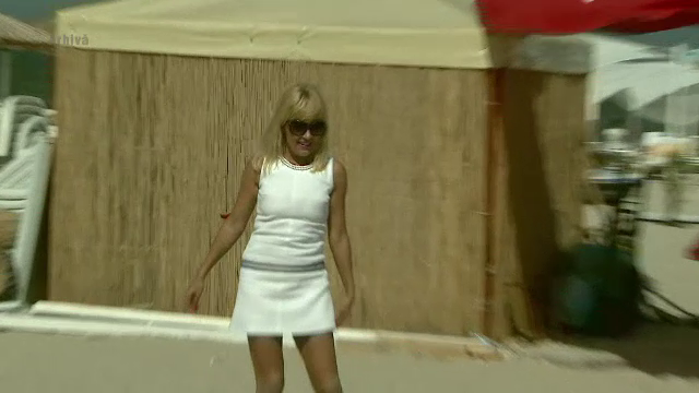 Elena Udrea se relaxeaza intr-un complex de lux din Mamaia. Nu a scapat insa de vizitele la politie