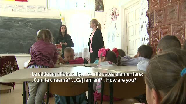 Cum decurge o ora de engleza la o scoala din Vaslui, cu o profesoara care abia leaga doua fraze. "Hello... Kitty!"