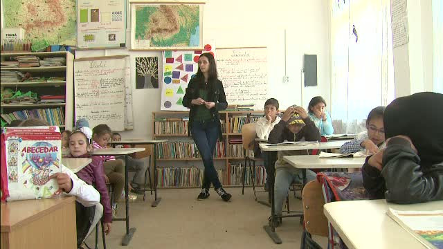 Cum decurge o ora de engleza la o scoala din Vaslui, cu o profesoara care abia leaga doua fraze. "Hello... Kitty!"