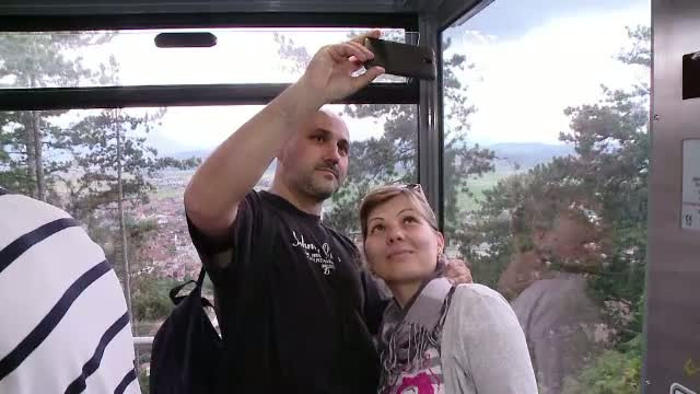 Liftul de 3 milioane de euro din Rasnov s-a blocat chiar in ziua inaugurarii. Dupa cat timp a repornit ascensorul