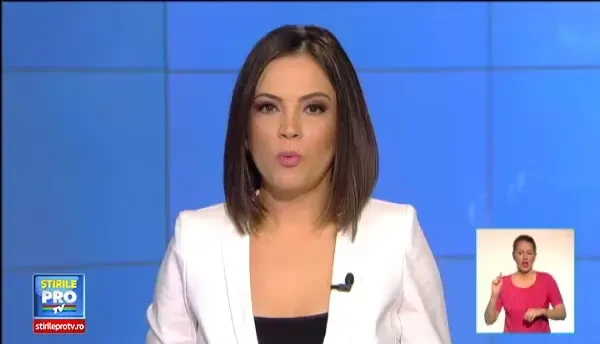 Opt copii din Bacau traiesc intr-un bordei de chirpici. In ciuda saraciei, parintii reusesc sa ii trimita la scoala