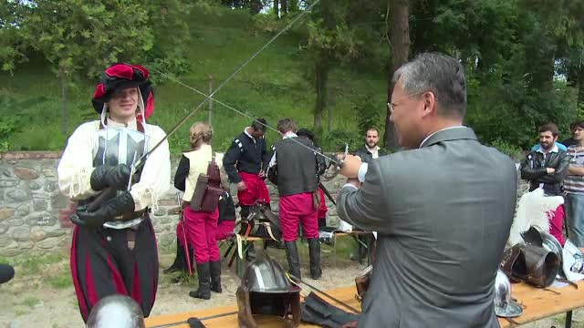 Festival medieval la Curtea de Arges. Ambasadorul Chinei n-a rezistat provocarii unui cavaler si a luat sabia in mana