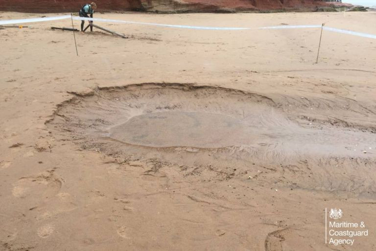 Pe o plaja din Marea Britanie a aparut o gaura misterioasa de peste 4 metri adancime. Arunca in aer jeturi de apa si .. melci