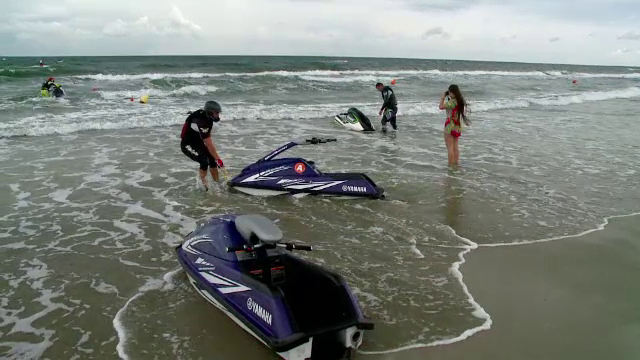 Cum se distreaza amatorii de senzatii tari pe litoral, in ciuda vremii neprielnice: "Ai o libertate deplina"