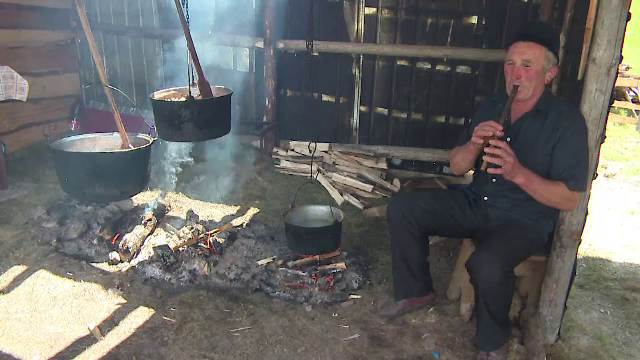 Si-au transformat stana intr-un popas turistic. Afacerea inedita a unor ciobani din Transalpina la care se inghesuie turistii