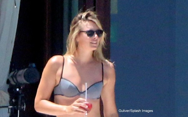 Cum arata Maria Sharapova in afara terenului de tenis. Sportiva a fost surprinsa in costum de baie, pe o plaja din Mexic