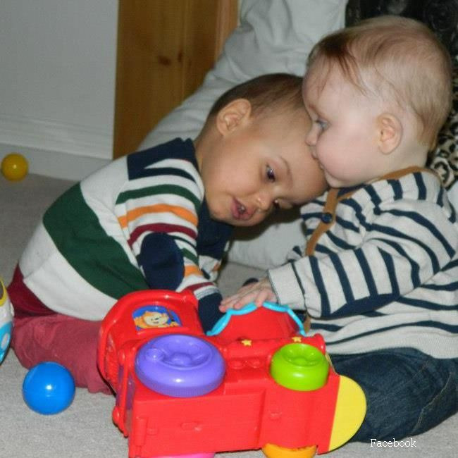 S-au nascut identici, dar trasaturile lor s-au dezvoltat diferit. Cum au ajuns sa arate doi frati gemeni la varsta de 4 ani