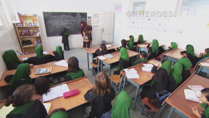Trei adolescente din Afganistan, stropite cu acid pentru ca au acces la educatie: Asta e pedeapsa pentru ca mergeti la scoala