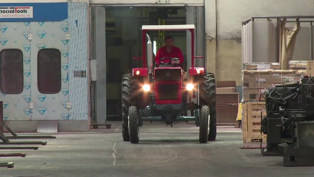 Vechiul tractor romanesc ajunge din nou la export. Cat costa in Egipt modelul care merge si "legat cu sarma"