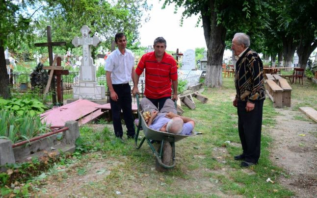 „Robul lui Dumnezeu“, dus acasa cu roaba dupa ce s-a imbatat crita la o pomana intr-un sat din Vrancea. FOTO