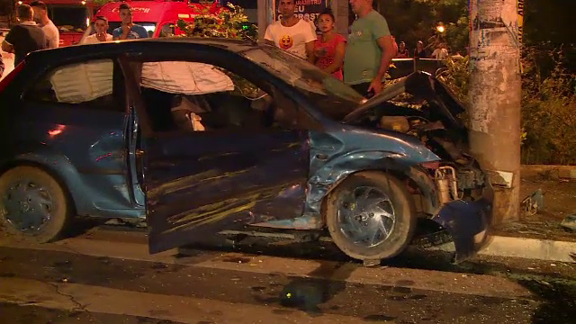 Nu s-a asigurat in intersectie si a intrat intr-un taxi. Doi tineri din Capitala au ajuns in stare grava la spital