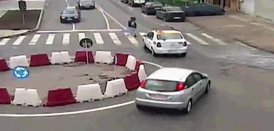 Camera de supraveghere. Momentul in care doua batrane din Braila sunt lovite in plin pe trecerea de pietoni