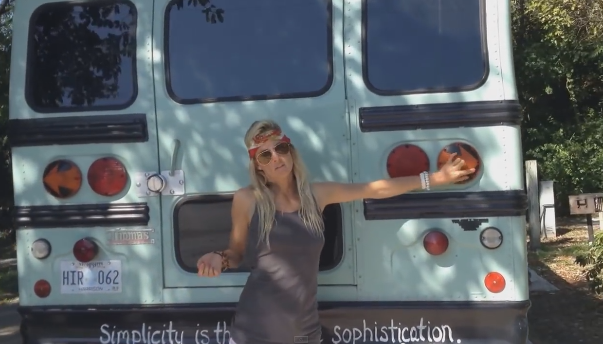 A transformat un autobuz scolar intr-o locuinta de lux. Cum arata casa acestei tinere din Statele Unite