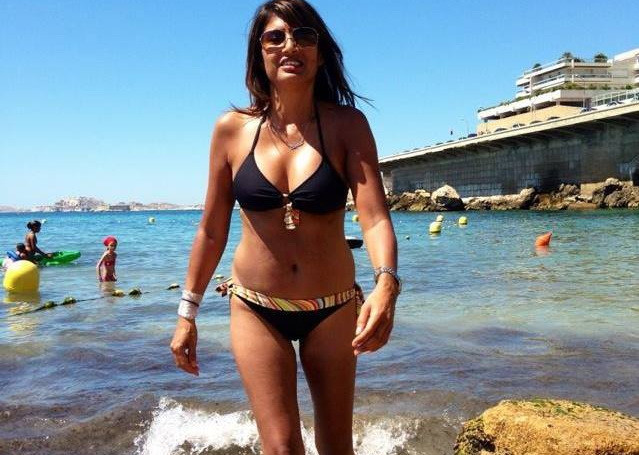 O britanica impresioneaza la 52 de ani cand apare la plaja. "Oamenii cred ca am 30 de ani". Care este secretul frumusetii ei