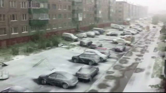 Rusii s-au uitat de doua ori in calendar. In timp ce Europa se topeste, in nordul tarii a nins