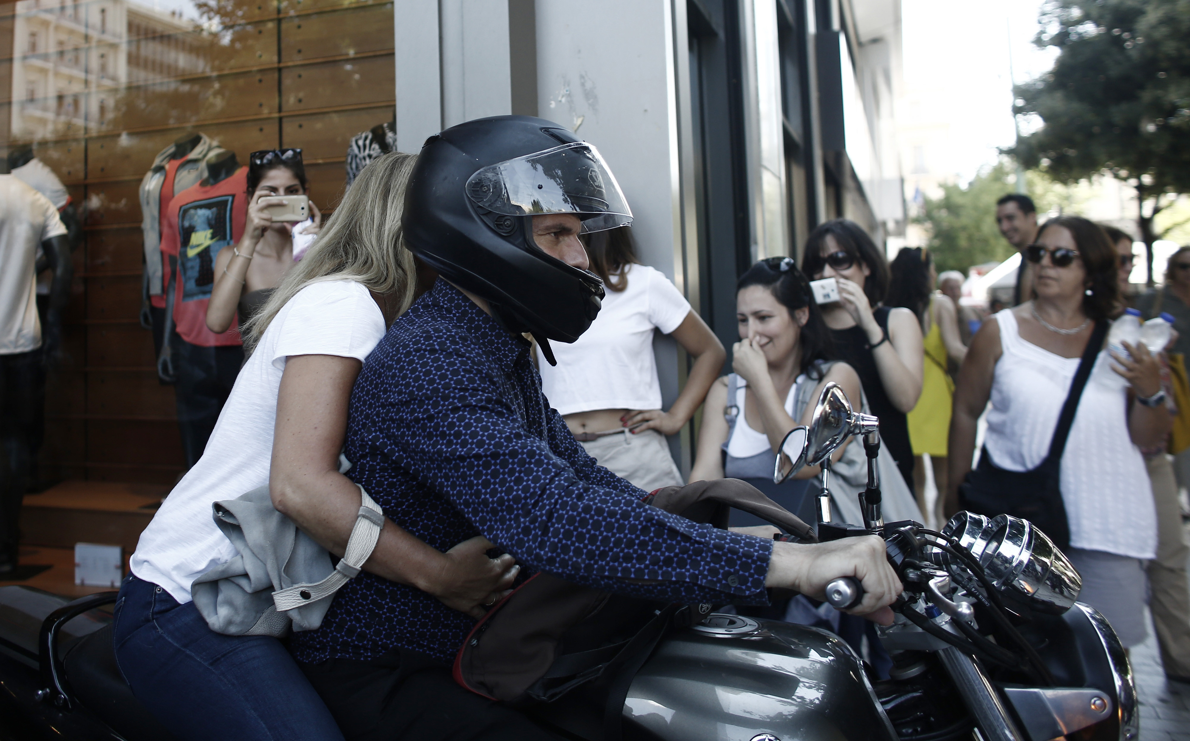 Imaginea zilei. Cum a plecat Yanis Varoufakis de la guvern dupa ce a anuntat ca va "purta cu mandrie dezgustul creditorilor"