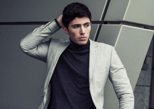 Un tanar s-a dus sa se angajeze la un fast-food, dar a primit o slujba ca model. Cum arata barbatul de 21 de ani