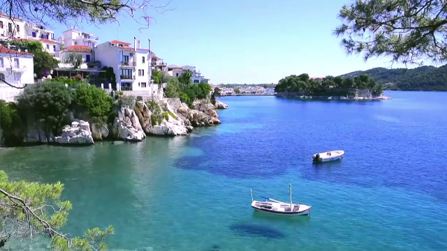 Turist in Grecia. Romanii nu s-au speriat de votul elenilor si nu si-au anulat vacantele. Care este SINGURA lor grija