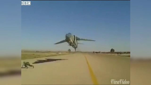Cea mai periculoasa cascadorie aeriana facuta vreodata. Momentul in care un avion trece chiar pe deasupra unui privitor