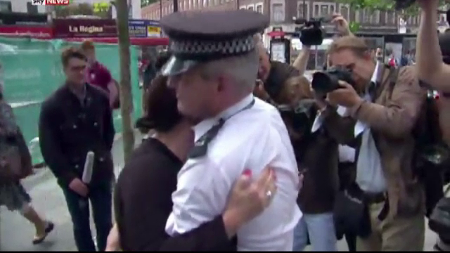Intalnire emotionanta la 10 de ani de la atentatele din Londra. Cum a reactionat o femeie la intalnirea cu salvatorul ei