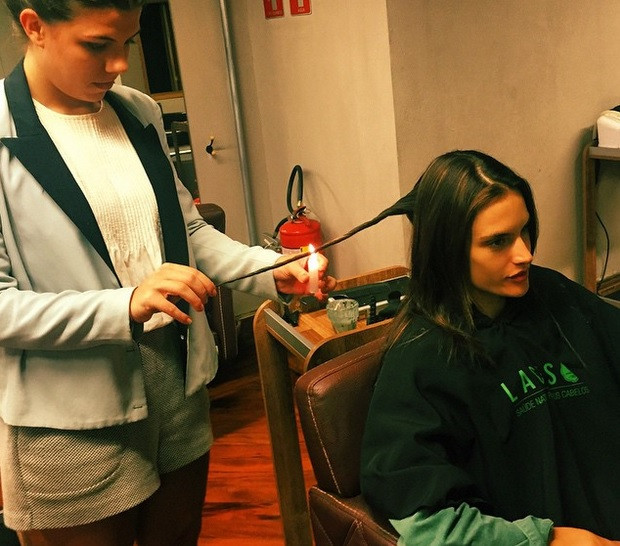 O noua moda in materie de frumusete. Motivul bizar pentru care femeile isi dau foc la par